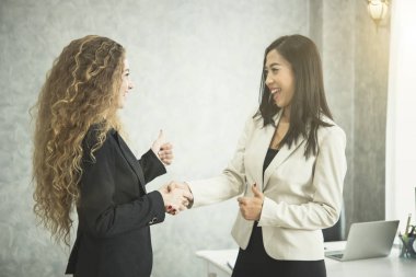 İş kadını ofiste karşılıklı anlaşma yapma. kavram işbirliği. 