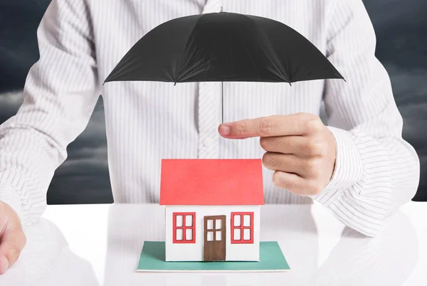 Verkäufer Agent Schutz Hausversicherung Konzept Unfallverhütung Gesundheitswesen Und Naturkatastrophen — Stockfoto