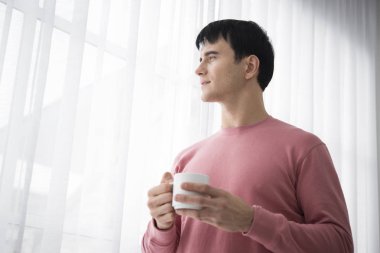 Genç adam sabah zamanında kahve içme. kavram uyan.