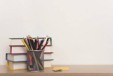 Ahşap masa arka plan üzerinde okul malzemeleri. boş kopya alanı.