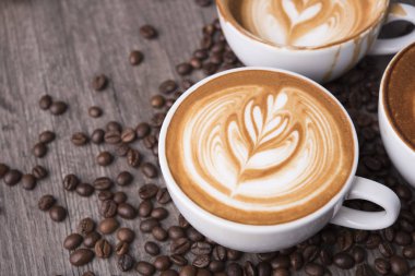 köpüklü kahve ya da Cappuccino, kahve fincanının üstü kafede..