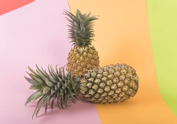 Kypsä Ananas Värikkäällä Taustalla Trooppiset Hedelmät — kuvapankkivalokuva