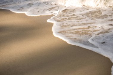 Güneş ışığı ve dalga Okyanus kabarcık ile yaz kumlu plaj. kopya alanı