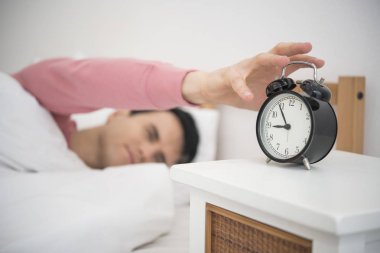 Dönüş yaparken kadar adam uyku modundan çıkarma çalar saat sabah kapalı. O yorgun ve tembel işi.