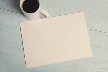 Mockup düğün kağıt kartı ve kahve fincanı. Reklam için şablon.