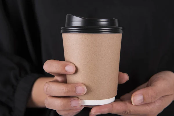 Mano Sosteniendo Taza Papel Café Maqueta Para Marca Diseño Creativo — Foto de Stock