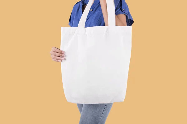 Chica Está Sosteniendo Tela Lona Bolsa Para Maqueta Plantilla Blanco — Foto de Stock