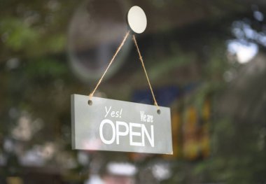 Kahve dükkan kapı cam asılı açık ahşap işareti. 