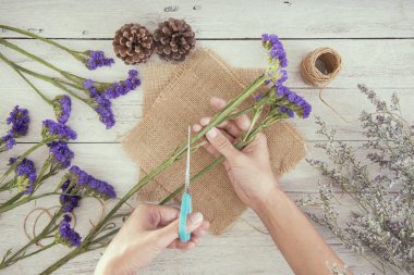 Üstten görünüm el kadın Çiçekçi Çiçek Buket tablo salonu oluşturma.