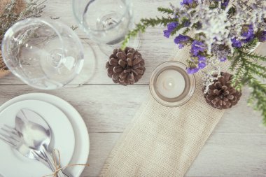 Akşam yemeği plaka ayarı dekorasyon ahşap masa üstü görünümü.