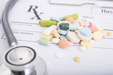 renkli ilaç reçete kağıt üzerinde. Eczane konsepti.