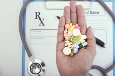 Renkli ilaç reçete kağıt üzerinde tutan el. Eczane konsepti.