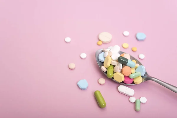 Medicina Colorida Cuchara Farmacia Sobre Fondo Rosa — Foto de Stock