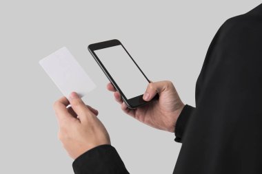 Mockup şablon reklam ve mobil teknoloji arka plan bankacılık için kredi kartı ve cep telefonu boş ekran tutan el. 