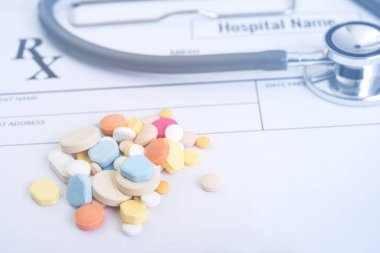 renkli ilaç reçete kağıt üzerinde. Eczane konsepti.