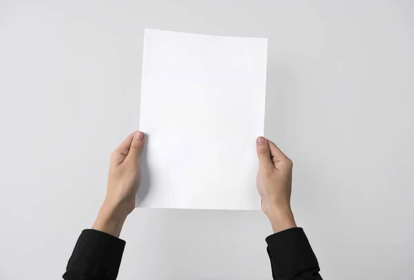 Hand Met Blanco Papier Flyer Voor Mockup Sjabloon Logo Branding — Stockfoto