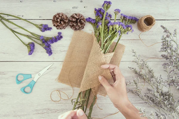 Üstten görünüm el kadın Çiçekçi Çiçek Buket tablo salonu oluşturma.