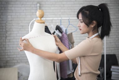 Genç Moda Tasarımcısı terzi giysi Studio için çalışma.