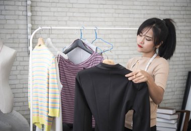 Genç Moda Tasarımcısı terzi giysi Studio için çalışma.