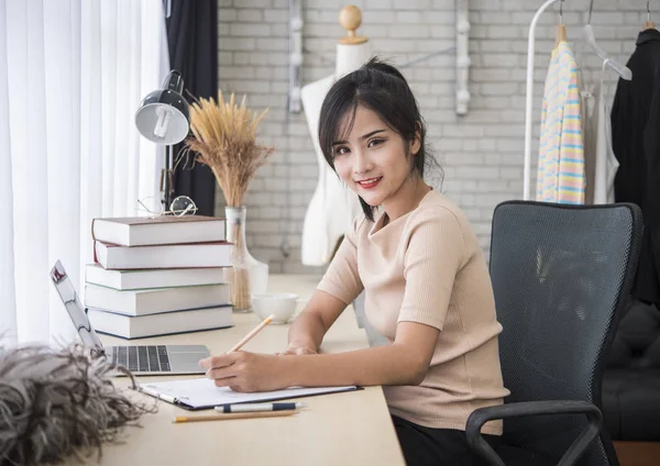 Genç Moda Tasarımcısı terzi giysi Studio için çalışma.