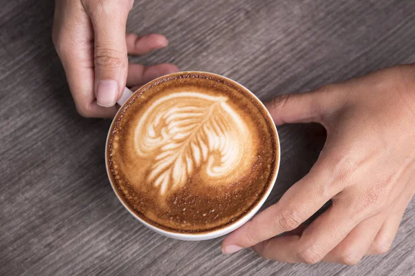 köpüklü kahve ya da Cappuccino, kahve fincanının üstü kafede..