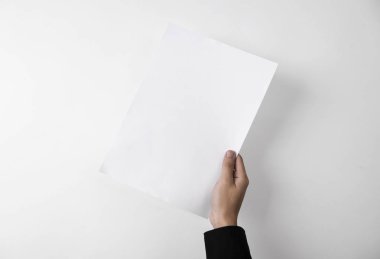 boş kağıt A4 afiş gri arka plan üzerinde marka mockup şablonu logo için gösterilen El.