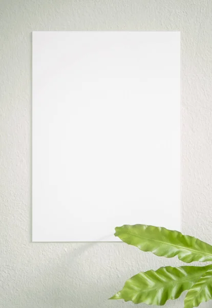 空白の白いフォト フレーム吊り壁モックアップのデザイン テンプレート — ストック写真