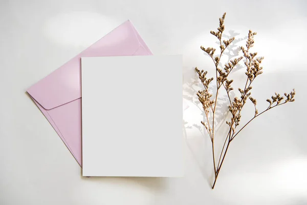 Blank White Greeting Card Envelope Flower Mockup Template Vintage Tone — Stock Photo, Image