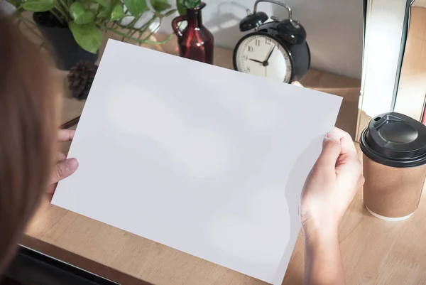 Χέρι Δείχνει Κενό Χαρτί Φυλλάδιο Για Mockup Πρότυπο Σχεδιασμού Λογότυπο — Φωτογραφία Αρχείου