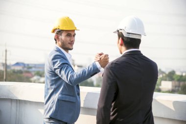 İş birleştirmek yeni proje arasında ortak bilgi talebi el sıkışma mühendis. Ekip çalışması kavramı.
