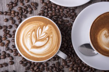 köpüklü kahve ya da Cappuccino, kahve fincanının üstü kafede..