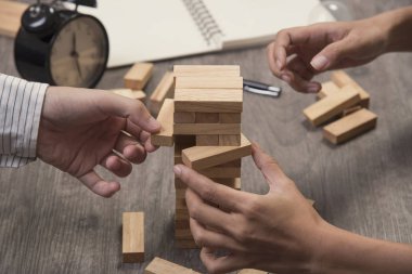 El mühendis noktasının bir blok ahşap kule oyun. kavram önlemek ve çözüm.