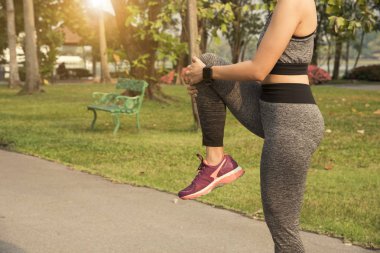 kadın streç egzersiz bacağını dinlenmek kas çalıştırmak için.