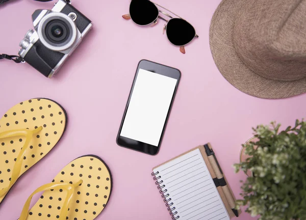 Mockup cep telefonu ve çevresinde seyahat aksesuarları. Üstten görünüm seyahat veya tatil kavramı. Yaz arka plan.