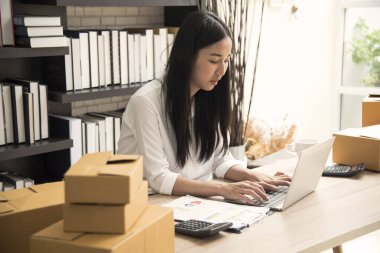 Genç kadın bir ev ofis onu laptop ile oturuyor. KOBİ, sahibi girişimci kavramı.