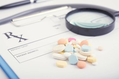 Renkli tıp stetoskop ve reçete kağıt. Tablo özgeçmişlerine Eczanesi.