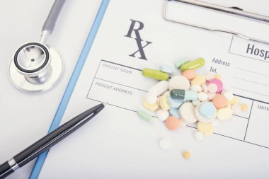 Renkli tıp stetoskop ve reçete kağıt. Tablo özgeçmişlerine Eczanesi.