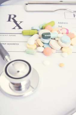 Renkli tıp stetoskop ve reçete kağıt. Tablo özgeçmişlerine Eczanesi.
