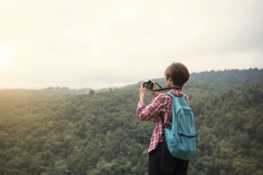 sırt çantası ile fotoğraf çekimi ve güzel doğa orman zevk kadın gezgin. 