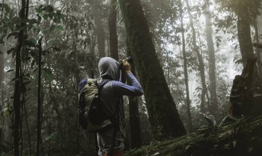 sırt çantası ile fotoğraf çekimi ve güzel doğa orman zevk gezgin. 