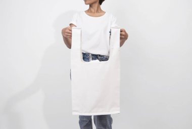 Kız çantası kanvas kumaş mockup boş şablon gri arka plan üzerinde izole için tutuyor. 