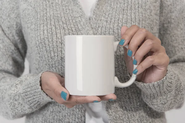 El Holding beyaz kahve Kupası. yaratıcı tasarım marka için mockup.