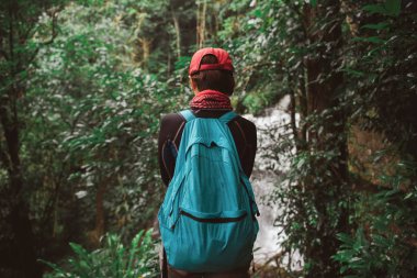 Sırt çantası ile ayakta ve güzel doğa orman zevk özgürlük hipster seyahat kadın. 