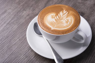 köpüklü kahve ya da Cappuccino, kahve fincanının üstü kafede..