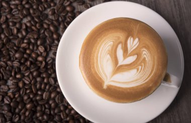 köpüklü kahve ya da Cappuccino, kahve fincanının üstü kafede..