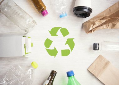 geri dönüşüm sembolü ve plastik, kağıt, cam ahşap masa arka plan üstten görünüm üzerinde. Eko ve dünya kavramı kaydetmek.