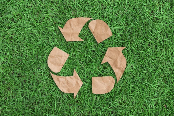 Recycling Symbol Auf Grünem Gras Hintergrund Ansicht Von Oben Öko — Stockfoto