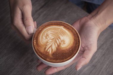 köpüklü kahve ya da Cappuccino, kahve fincanının üstü kafede..
