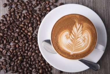 köpüklü kahve ya da Cappuccino, kahve fincanının üstü kafede..