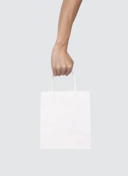 Mano Sosteniendo Blanco Bolsa Papel Blanco Para Maqueta Plantilla Publicidad — Foto de Stock